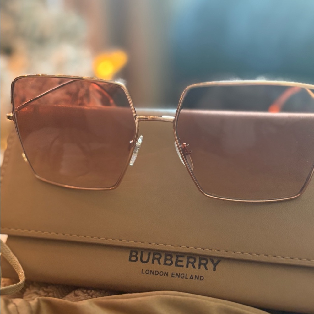 Burberry Women's Brown Sunglasses with Gold Frame - Picture 3 of 10